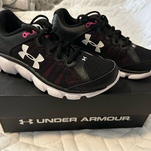 Women’s Under Armour Charged Assert Sneaker 6 NIB